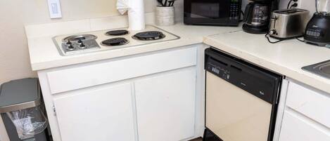 Een koelkast, een microgolfoven, een oven, een vaatwasser