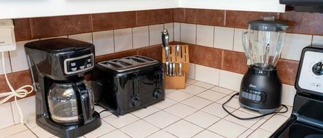 Kühlschrank, Mikrowelle, Ofen, Geschirrspüler