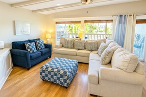 TV - NEW! Unique 2 in 1  * BayViews * Pool (South Padre Island)