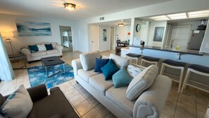 TV - NEW! Bayfront w/docks & fish * 3 Patios * Prime Location (South Padre Island)