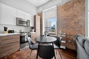 Réfrigérateur, micro-ondes, four, plaque de cuisson