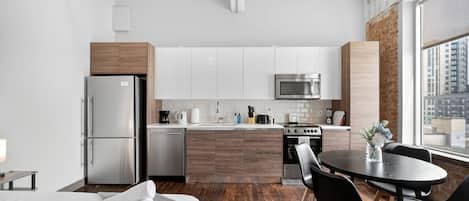 Skrivebord, strykejern/-brett, reiseseng for barn og wi-fi