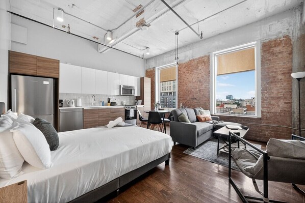 Bureau, fer et planche à repasser, lit parapluie, Wi-Fi