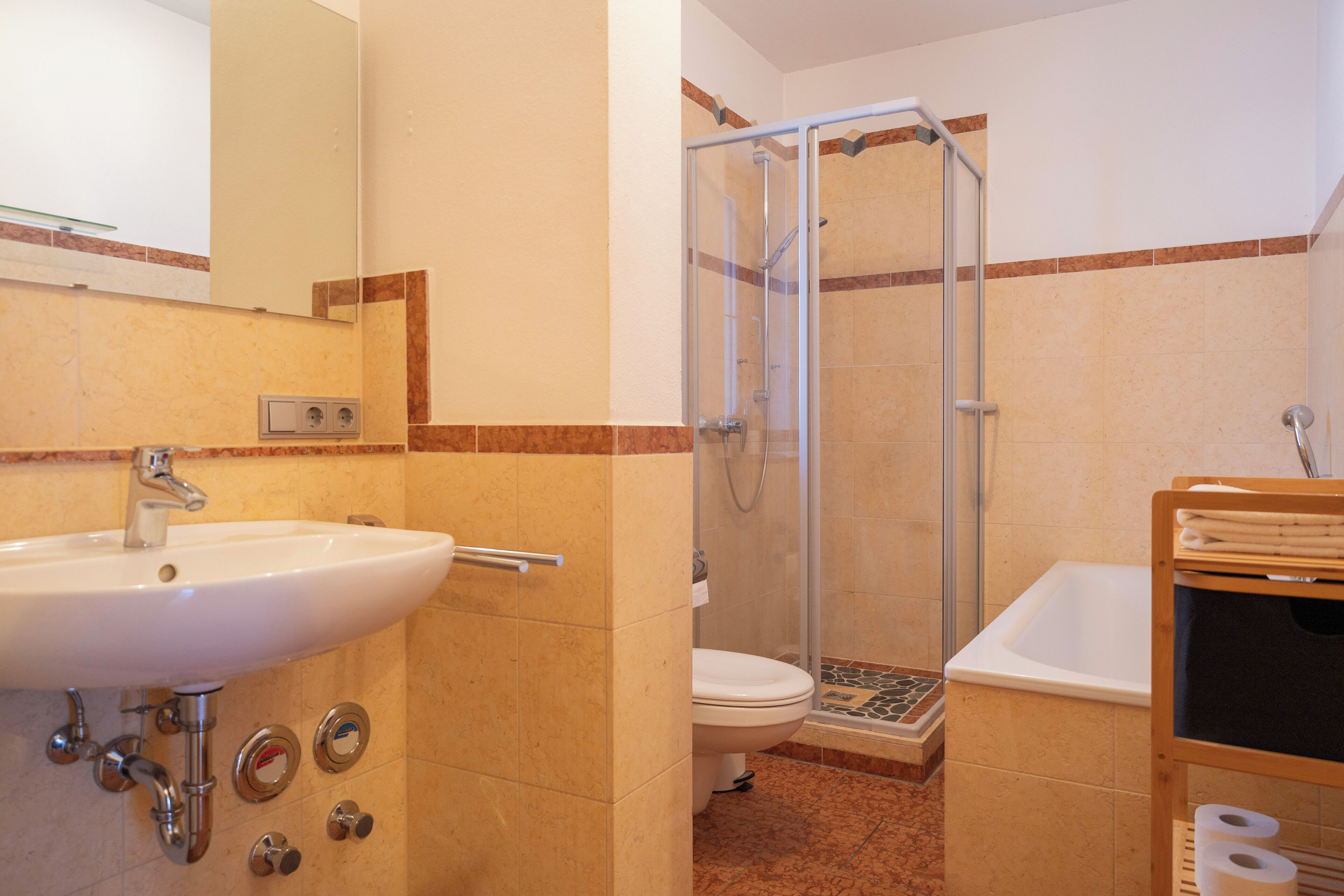 Dusche, Haartrockner, Handtücher, Seife