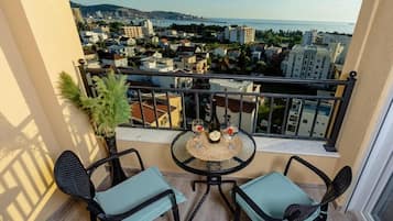 Deluxe Apartment, Balcony, City View | Outdoor dining