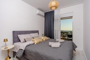 Deluxe Apartment, Balcony, City View | Free WiFi - Alpha Mare (Bar)