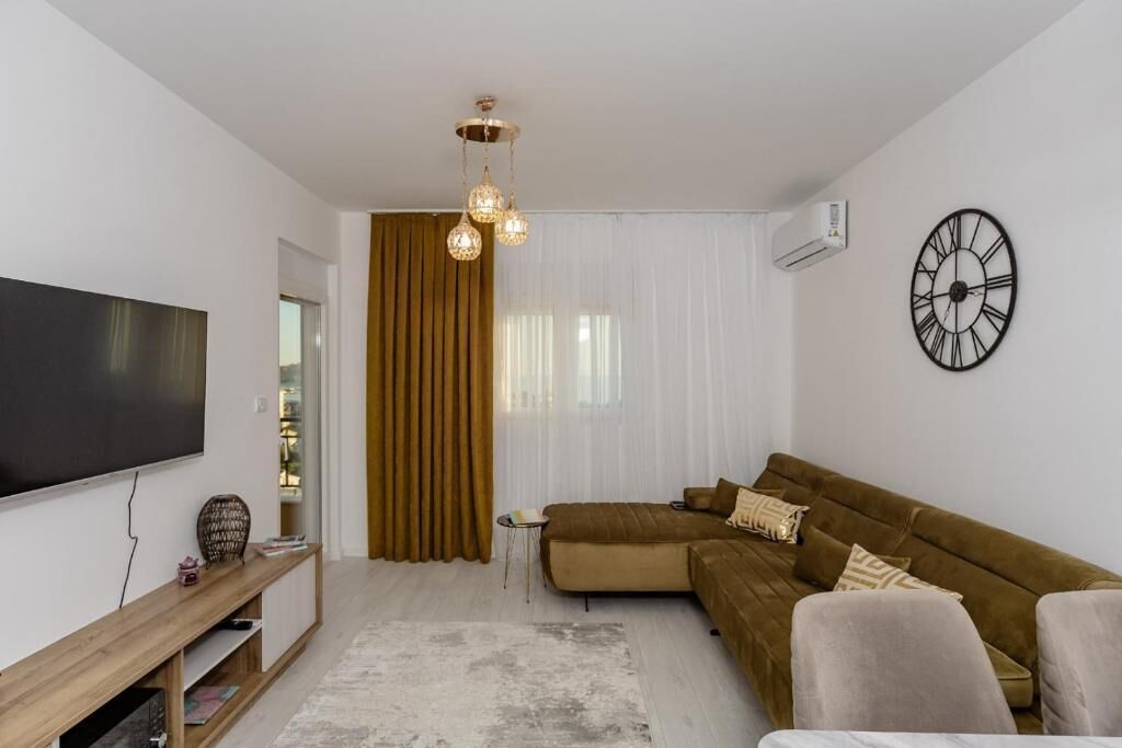 Deluxe Apartment, Balcony, City View | Living area