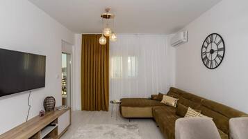 Deluxe Apartment, Balcony, City View | Living area