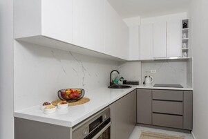 Deluxe Apartment, Balcony, City View | Private kitchen | Electric kettle, toaster