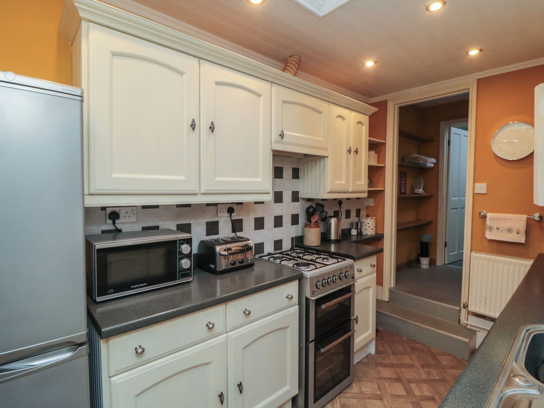 Batterie de cuisine, vaisselle et ustensiles