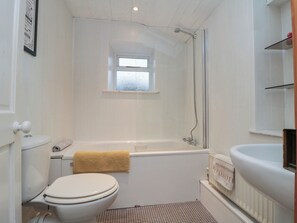 A bathroom with a toilet, a bathtub, and a shower. - Daisy Cottage (Pickering)