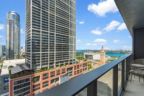 Property grounds - Downtown Condo + Den | City Views & Prime Location (Miami)