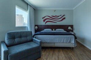 Deluxe studio, balkon, uitzicht op de stad | Verduisterende gordijnen, een strijkplank/strijkijzer, gratis wifi