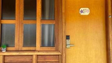 Classic-Chalet, Blick auf den Innenhof | Außendetails