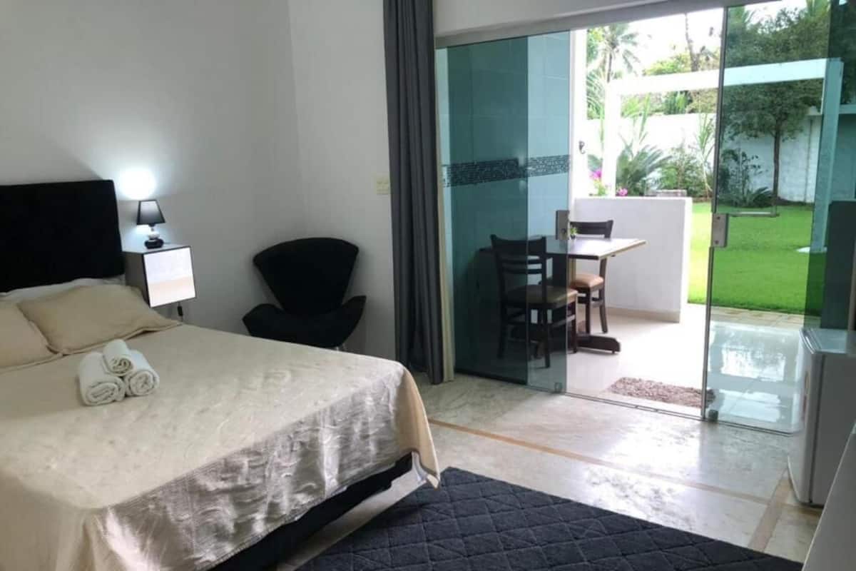 Deluxe tweepersoonskamer, veranda, uitzicht op tuin | Een strijkplank/strijkijzer, gratis wifi