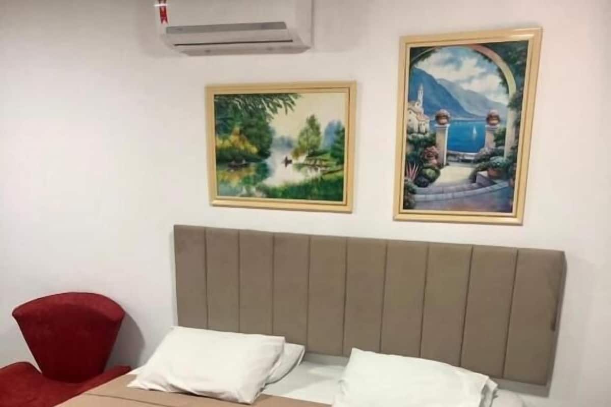 Comfort driepersoonskamer, veranda, uitzicht op tuin | Een strijkplank/strijkijzer, gratis wifi