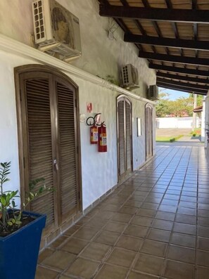 Comfort driepersoonskamer, uitzicht op tuin | Terrein van de accommodatie