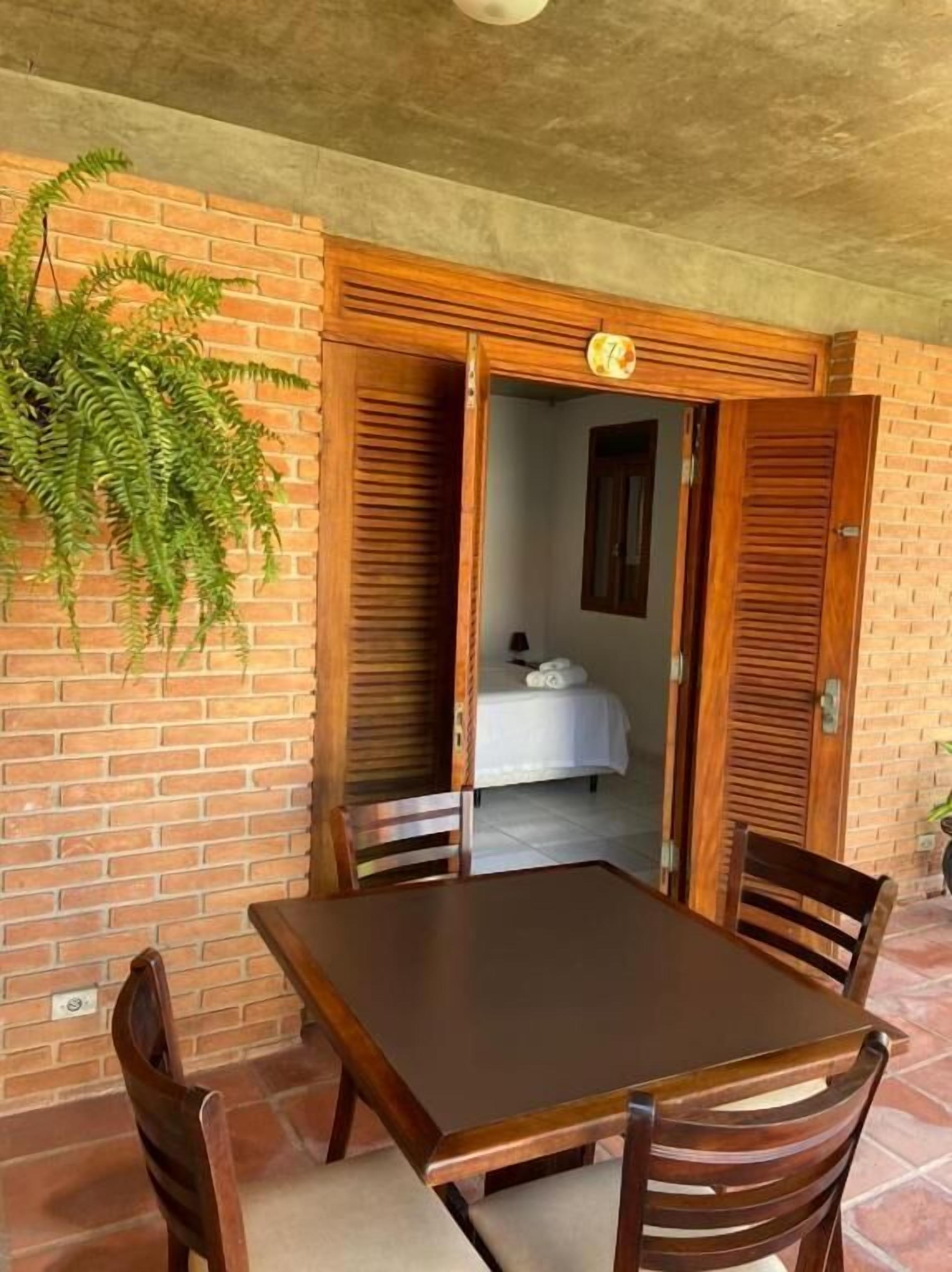 Comfort driepersoonskamer, veranda, uitzicht op tuin | Buiten dineren