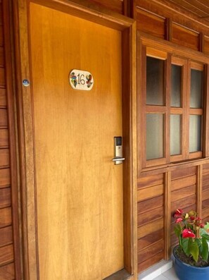 Chalet, uitzicht op de binnenplaats | Details aan de buitenkant