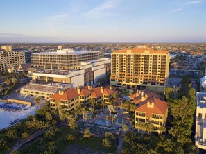 Exterior - Eagle's Nest Beach Resort, Gulf Front, Next door to the Marriott, BOOK NOW ! ! (Marco Island)