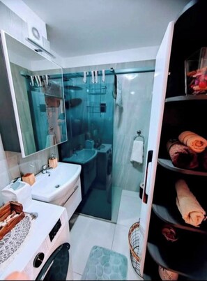 Shower, hair dryer, towels, soap - Apartment Under the sky- perfect view of the Rijeka panorama (Rijeka)