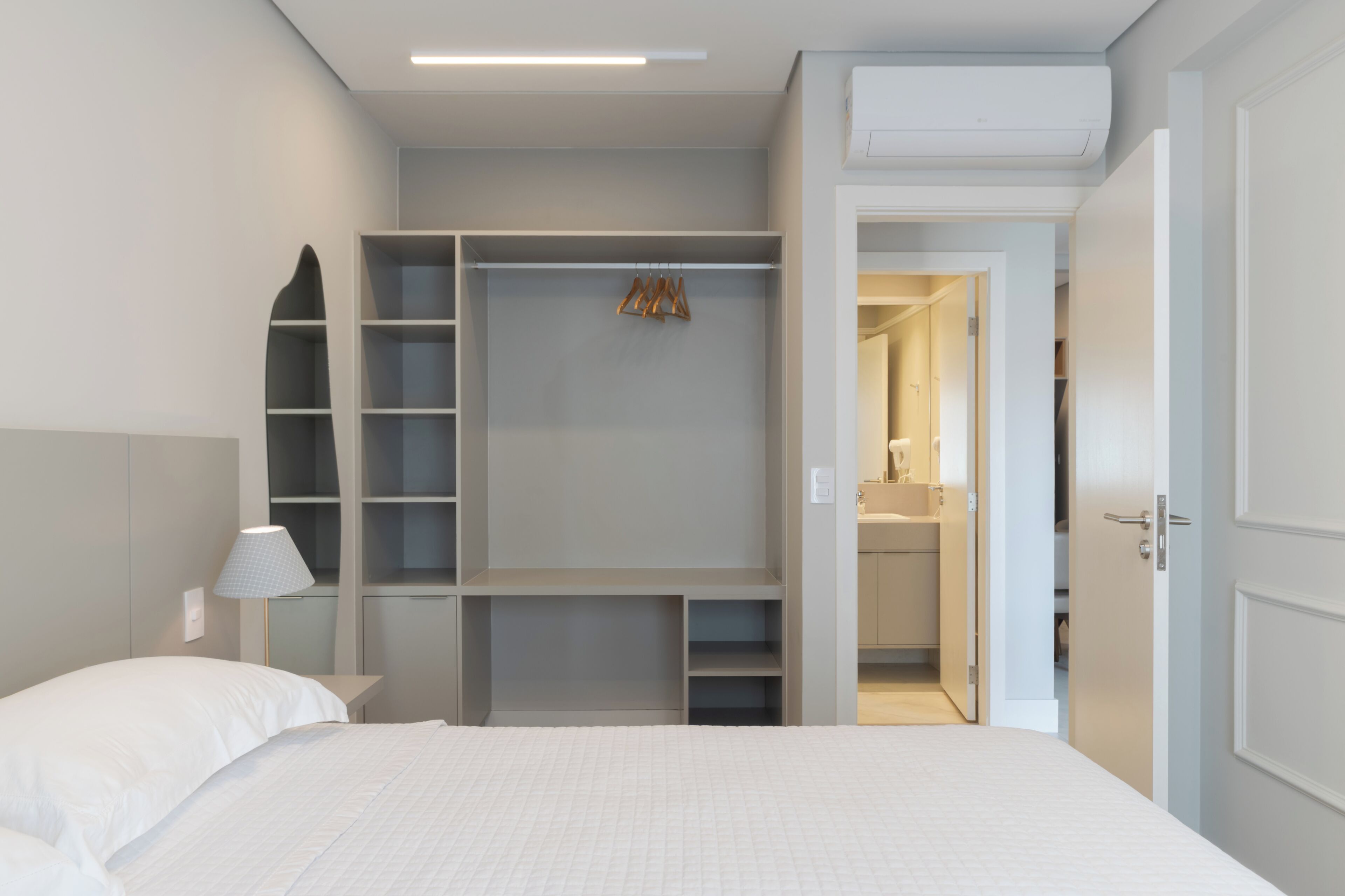 Decoración personalizada, muebles diferentes y cortinas blackout 
