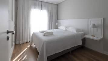 Decoración personalizada, muebles diferentes y cortinas blackout