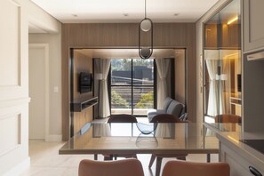 Apartamento superior, vistas a la ciudad | Zona de estar | Smart TV de 43 pulgadas con canales digitales, servicios de streaming