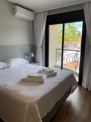 Lägenhet Superior - utsikt mot staden | Individuell inredning, mörkläggningsgardiner och strykjärn/strykbräda