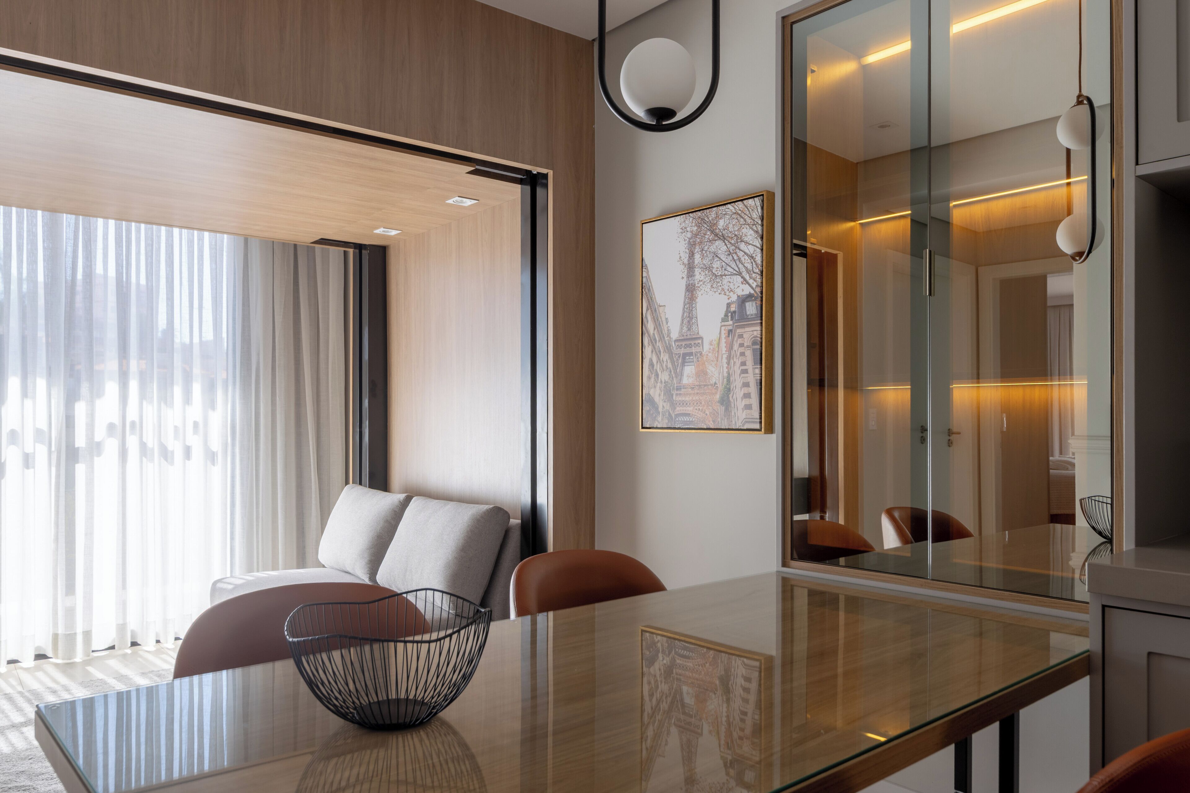 Apartamento superior, vista para a cidade | Opções para refeição no quarto