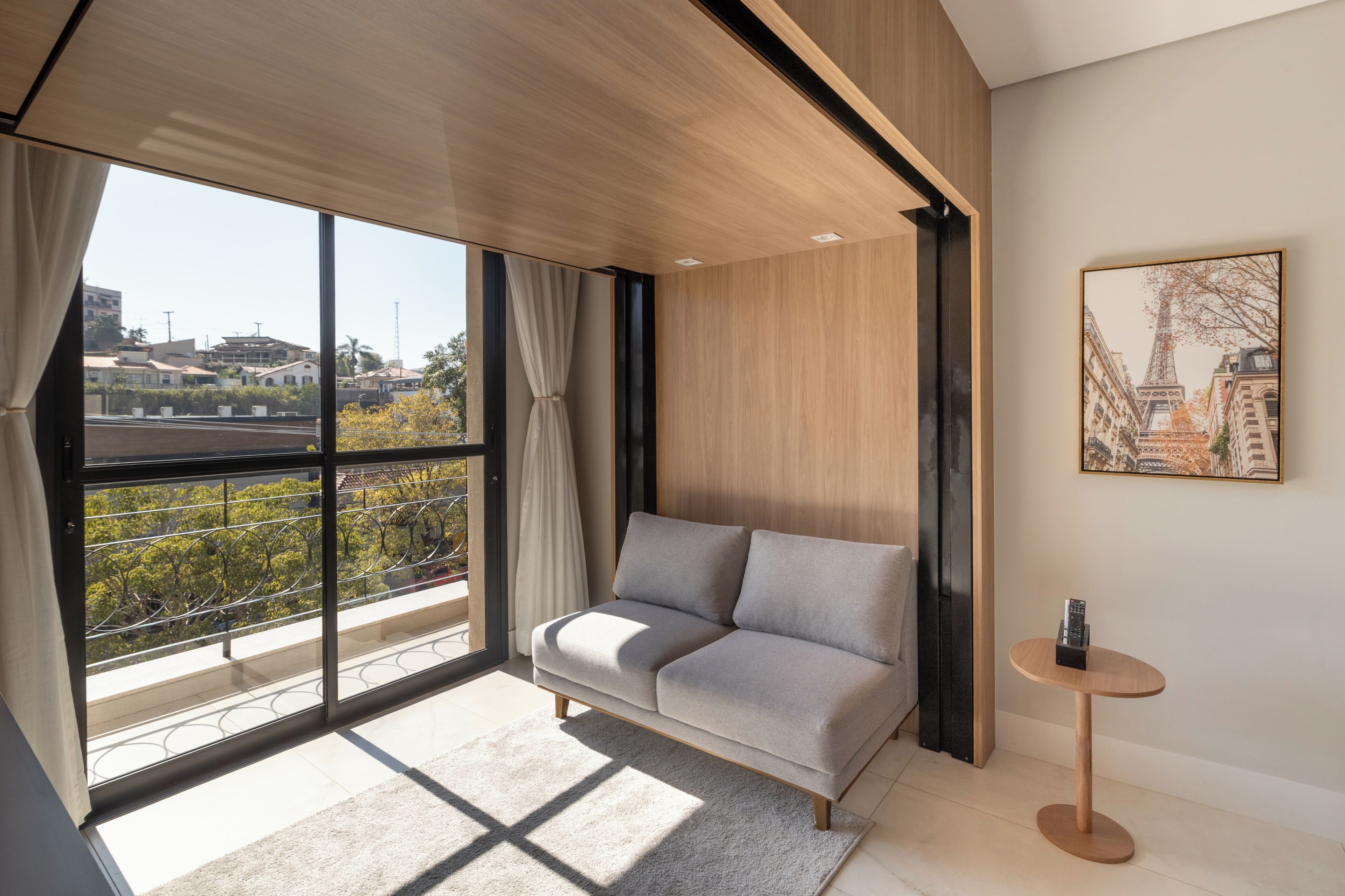 Apartament superior, vistes a la ciutat | Sala d'estar | Televisor intel·ligent de 43 polzades amb canals digitals 