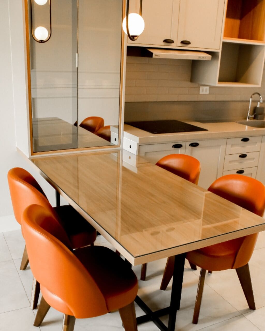 Apartamento superior, vista para a cidade | Cozinha privada | Geladeira, micro-ondas, cooktop, talheres/pratos/utensílios de cozinha