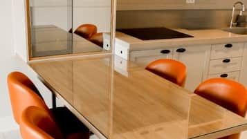 Apartamento superior, vista para a cidade | Cozinha privada | Geladeira, micro-ondas, cooktop, talheres/pratos/utensílios de cozinha