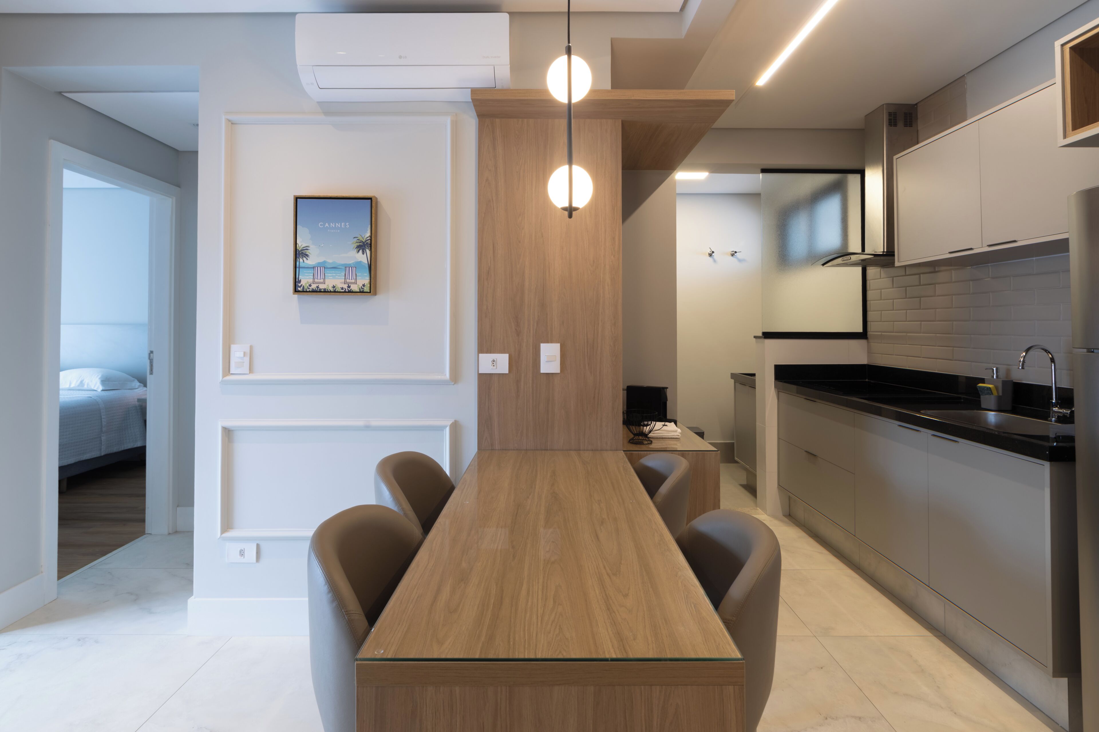 Refrigerador, microondas, placa de cocina, cafetera expreso