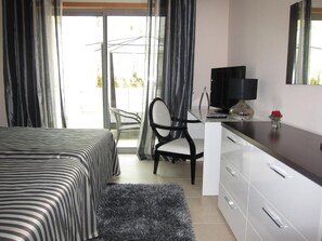 Caja de seguridad en la habitación y tabla de planchar con plancha 