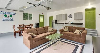 3-Acre Retreat w Fire Pit, Pickleball & Gazebo