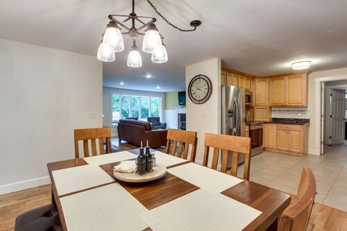 3-Acre Retreat w Fire Pit, Pickleball & Gazebo