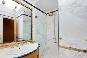Shower, hair dryer, towels - Boutique Domus Trevi (Roma)