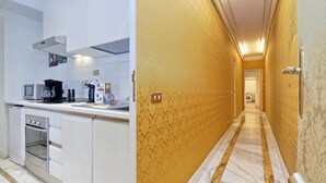Una cucina moderna con elettrodomestici integrati e un corridoio con carta da parati decorata.