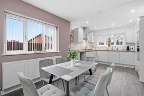 Dining - Modern Ensuite Home with Drive and easy M6 Access (Wednesbury)