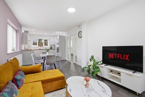 TV - Modern Ensuite Home with Drive and easy M6 Access (Wednesbury)