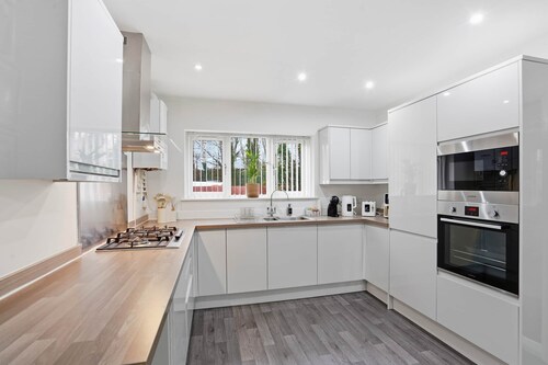 Modern Ensuite Home with Drive and easy M6 Access