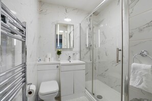Hair dryer, towels - Modern Ensuite Home with Drive and easy M6 Access (Wednesbury)