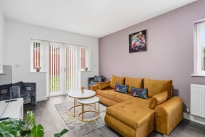 TV - Modern Ensuite Home with Drive and easy M6 Access (Wednesbury)