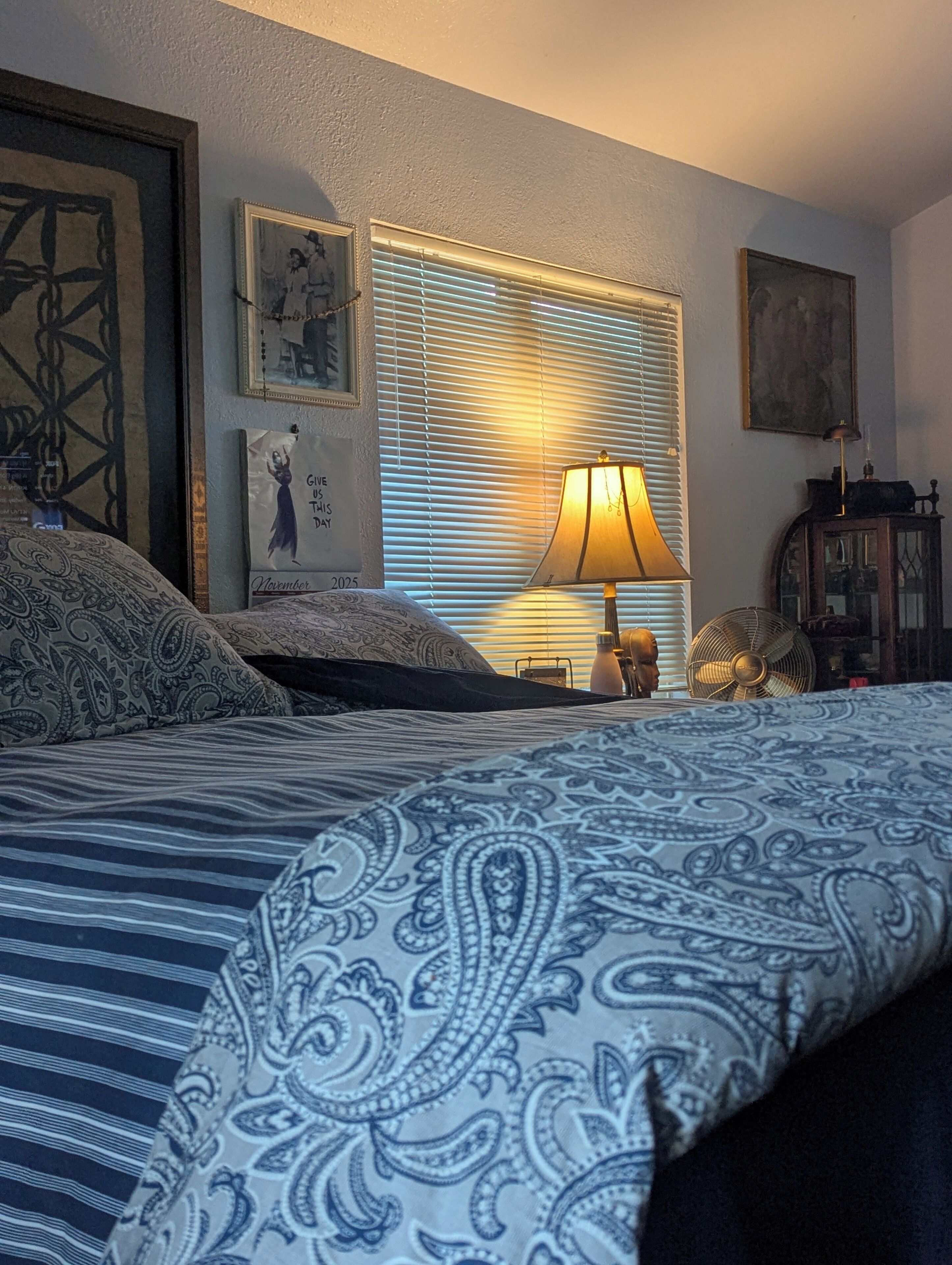 Tabla de planchar con plancha, Internet, ropa de cama