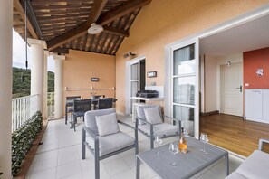 Outdoor dining - T3 Apartment for 6 – Cap Esterel, Sea View, 5 Stars, Terrace, Wi-Fi, AC, Parking, Linens (Saint-Raphaël)