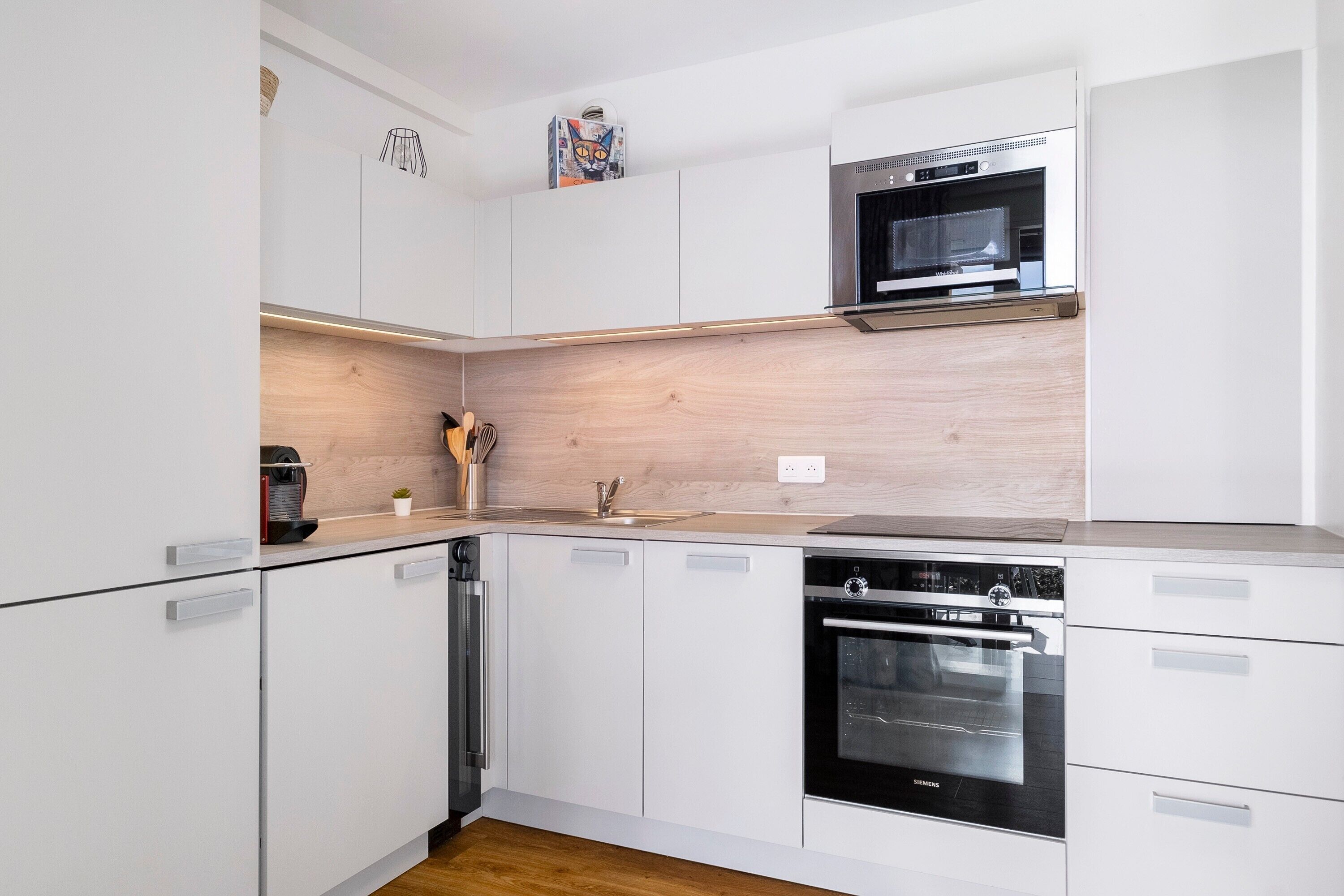 Réfrigérateur, four à micro-ondes, un four, surface de cuisson