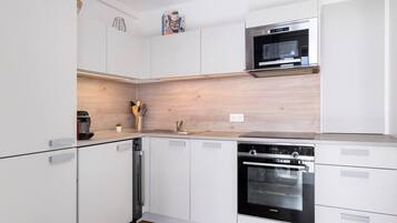 Réfrigérateur, four à micro-ondes, un four, surface de cuisson
