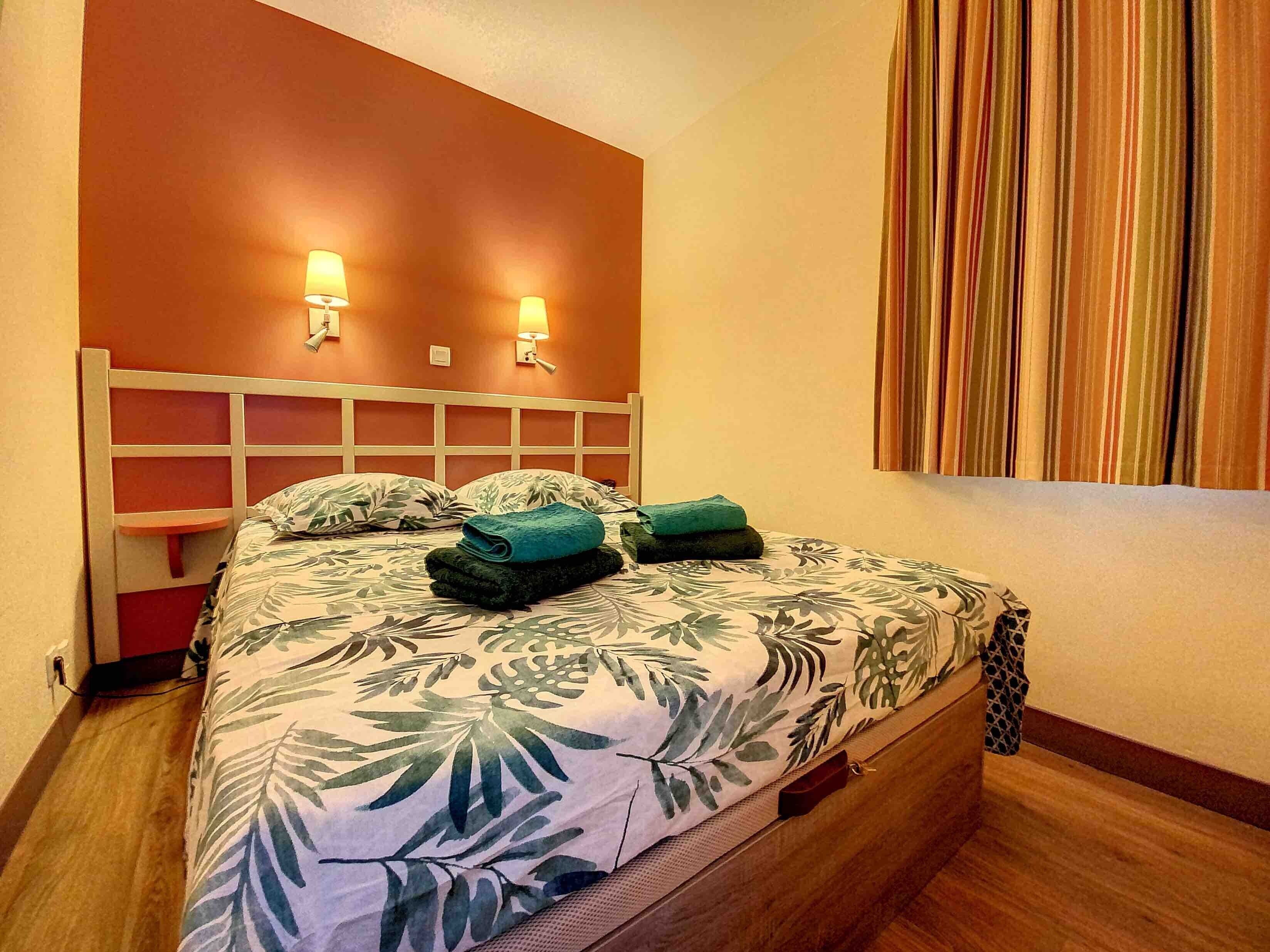 2 chambres, fer et planche à repasser, Wi-Fi, draps fournis