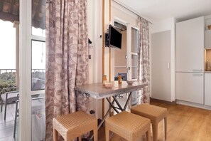 Dining - T3 Apartment for 6 – Cap Esterel, Sea View, 5 Stars, Terrace, Wi-Fi, AC, Parking, Linens (Saint-Raphaël)